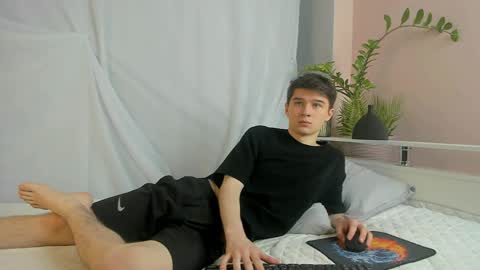 Max online show from April 15, 7:58 pm