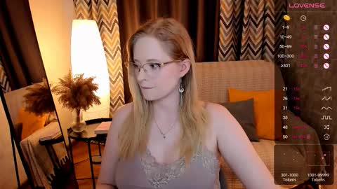 Snapshot of sheslinki chatting on October 9, 8:45 am Hello guys my name is Aemilia online show from October 9, 8:45 am