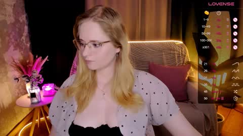 Snapshot of sheslinki chatting on November 4, 8:35 am Hello guys my name is Aemilia online show from November 4, 8:35 am