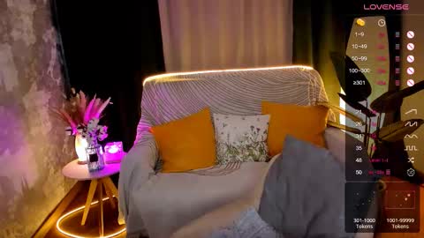 Snapshot of sheslinki chatting on November 16, 8:53 am Hello guys my name is Aemilia online show from November 16, 8:53 am