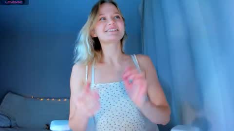 Snapshot of showmejenny chatting on October 23, 4:39 pm jennywoody online show from October 23, 4:39 pm