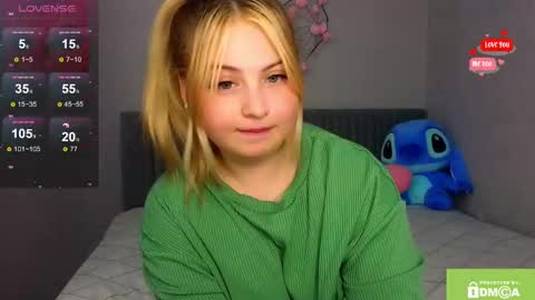 Snapshot of shy_blondiee chatting on December 5, 9:06 pm Molly online show from December 5, 9:06 pm