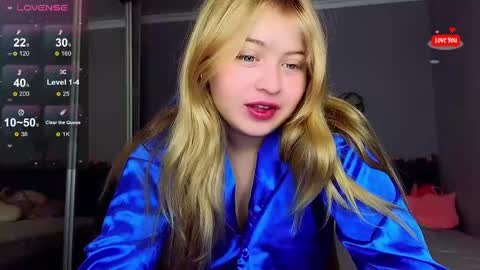 Snapshot of shy_blondiee chatting on February 6, 10:53 pm Molly online show from February 6, 10:53 pm
