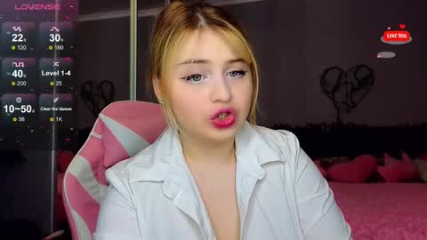Snapshot of shy_blondiee chatting on February 8, 11:45 pm Molly online show from February 8, 11:45 pm