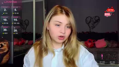 Snapshot of shy_blondiee chatting on February 11, 11:54 pm Molly online show from February 11, 11:54 pm