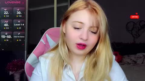 Snapshot of shy_blondiee chatting on February 20, 12:08 am Molly online show from February 20, 12:08 am