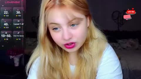 Snapshot of shy_blondiee chatting on February 21, 12:05 am Molly online show from February 21, 12:05 am