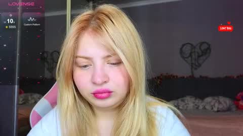 Snapshot of shy_blondiee chatting on February 25, 12:03 am Molly online show from February 25, 12:03 am