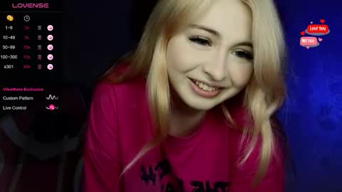 Snapshot of shy_blondiee chatting on October 4, 6:17 pm Molly online show from October 4, 6:17 pm