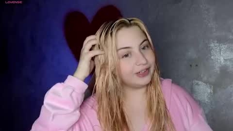 Snapshot of shy_blondiee chatting on October 12, 10:20 pm Molly online show from October 12, 10:20 pm
