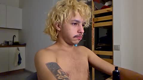 Snapshot of shy_boy17 chatting on January 7, 4:31 pm your shy boy online show from January 7, 4:31 pm