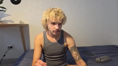 Snapshot of shy_boy17 chatting on February 9, 12:09 pm your shy boy online show from February 9, 12:09 pm