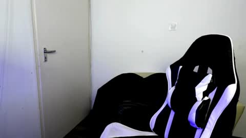 Snapshot of shy_nerd_babyy chatting on June 30, 10:27 am shy_nerd_babyy online show from June 30, 10:27 am
