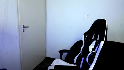 Snapshot of shy_nerd_babyy chatting on July 28, 3:32 pm shy_nerd_babyy online show from July 28, 3:32 pm
