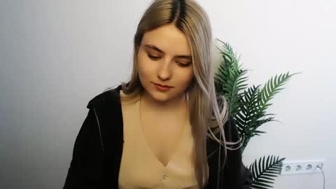 Snapshot of shy_sabrina_ chatting on April 13, 9:15 am shy_sabrina_ online show from April 13, 9:15 am