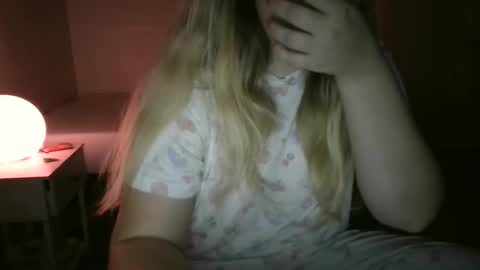 Snapshot of shyelyseee chatting on November 12, 1:39 am Elyse online show from November 12, 1:39 am