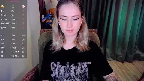 Snapshot of shyfoxxxy chatting on October 7, 10:12 am Effie online show from October 7, 10:12 am