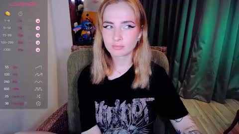 Snapshot of shyfoxxxy chatting on November 12, 11:10 am Effie online show from November 12, 11:10 am