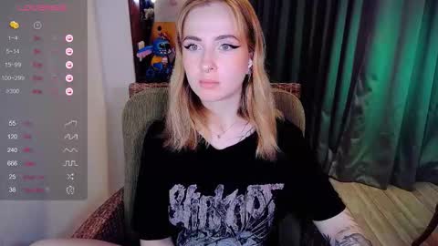 Snapshot of shyfoxxxy chatting on November 14, 10:36 am Effie online show from November 14, 10:36 am