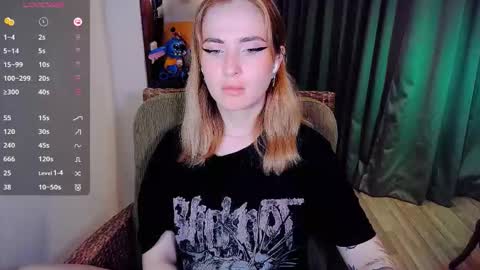 Snapshot of shyfoxxxy chatting on November 15, 8:55 am Effie online show from November 15, 8:55 am