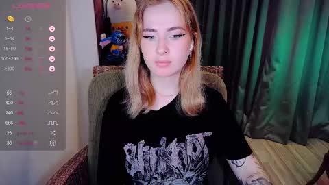 Snapshot of shyfoxxxy chatting on November 17, 9:04 am Effie online show from November 17, 9:04 am