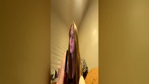 Snapshot of shyrollergrl chatting on June 28, 5:57 am shyrollergrl online show from June 28, 5:57 am