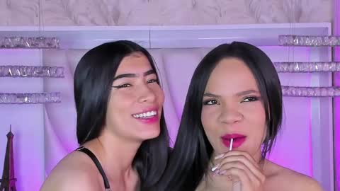 Snapshot of siara_lewis_ chatting on April 28, 11:21 pm Siara and Zoe tattoo online show from April 28, 11:21 pm