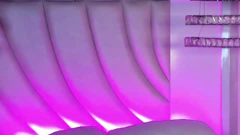 Snapshot of siara_lewis_ chatting on May 20, 12:17 am Siara and Zoe tattoo online show from May 20, 12:17 am