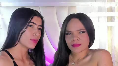 Snapshot of siara_lewis_ chatting on August 1, 12:21 am Siara and Zoe tattoo online show from August 1, 12:21 am