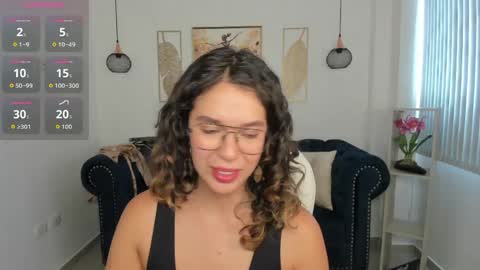 Snapshot of sienna_luxor chatting on June 2, 7:05 pm siiena online show from June 2, 7:05 pm