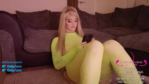 Snapshot of siennalamalfa chatting on October 16, 1:23 pm Sienna La Malfa online show from October 16, 1:23 pm