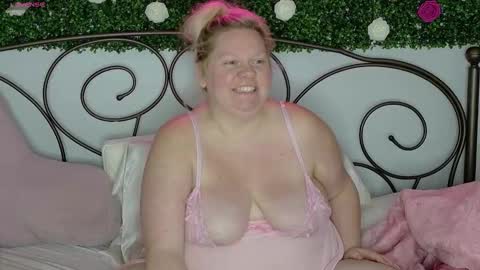 Snapshot of siennaxluxx chatting on October 3, 6:10 am Sienna Luxx online show from October 3, 6:10 am