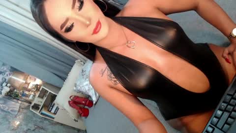 Snapshot of sierrafina_mcbride chatting on May 4, 2:51 am Sierrafina online show from May 4, 2:51 am