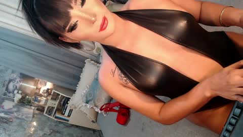 Snapshot of sierrafina_mcbride chatting on May 15, 10:00 am Sierrafina online show from May 15, 10:00 am
