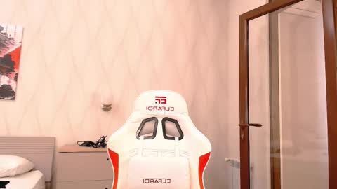 Snapshot of silk_ann chatting on October 15, 8:47 am silk_ann online show from October 15, 8:47 am