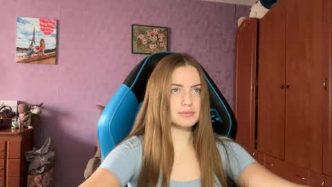 Snapshot of silksinner_ chatting on April 1, 7:09 am Erica online show from April 1, 7:09 am