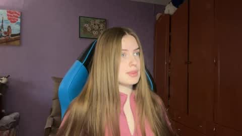 Snapshot of silksinner_ chatting on April 3, 9:51 am Erica online show from April 3, 9:51 am