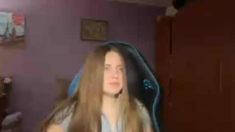Snapshot of silksinner_ chatting on April 3, 9:57 pm Erica online show from April 3, 9:57 pm