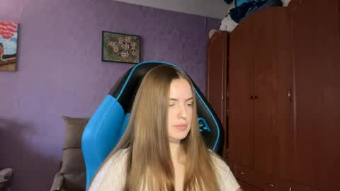 Snapshot of silksinner_ chatting on April 4, 10:02 am Erica online show from April 4, 10:02 am