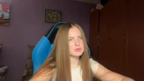 Snapshot of silksinner_ chatting on April 6, 6:31 pm Erica online show from April 6, 6:31 pm