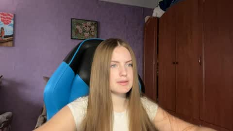 Snapshot of silksinner_ chatting on April 7, 2:17 pm Erica online show from April 7, 2:17 pm