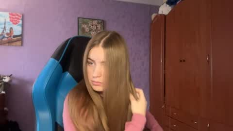 Snapshot of silksinner_ chatting on April 14, 9:04 am Erica online show from April 14, 9:04 am