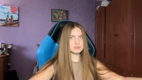 Snapshot of silksinner_ chatting on April 15, 10:33 am Erica online show from April 15, 10:33 am