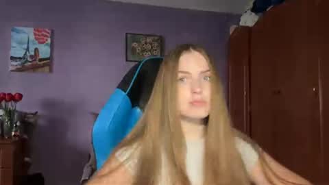 Snapshot of silksinner_ chatting on April 20, 1:36 pm Erica online show from April 20, 1:36 pm