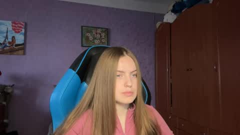Snapshot of silksinner_ chatting on April 22, 8:50 am Erica online show from April 22, 8:50 am