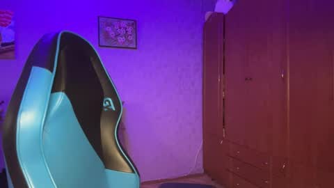Snapshot of silksinner_ chatting on April 23, 6:36 am Erica online show from April 23, 6:36 am