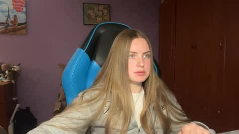 Snapshot of silksinner_ chatting on April 26, 6:38 pm Erica online show from April 26, 6:38 pm