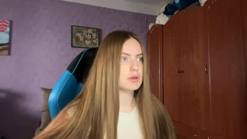 Snapshot of silksinner_ chatting on April 27, 11:19 am Erica online show from April 27, 11:19 am