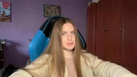Snapshot of silksinner_ chatting on April 29, 10:30 am Erica online show from April 29, 10:30 am
