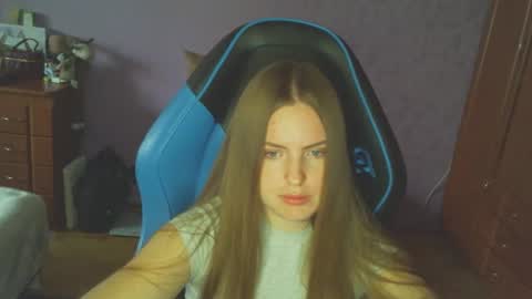 Snapshot of silksinner_ chatting on May 1, 2:21 pm Erica online show from May 1, 2:21 pm